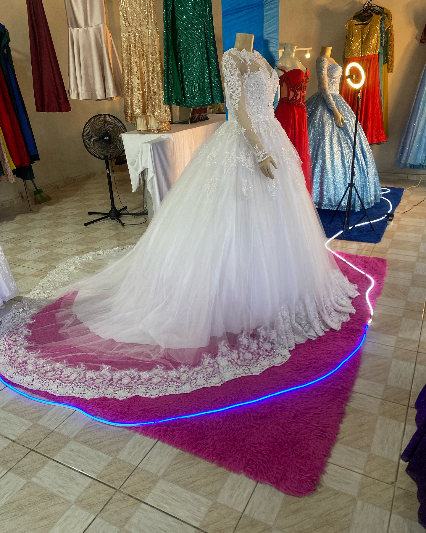 Vestido de noiva com cauda e renda